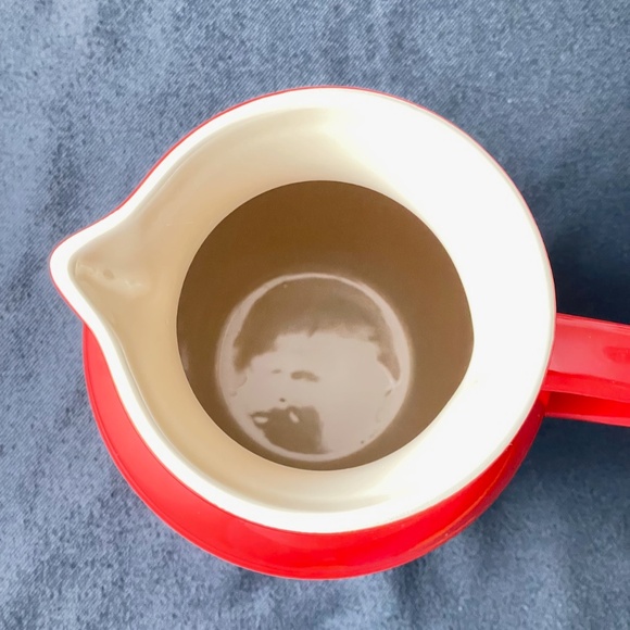 New Le Creuset Stoneware 2-Quart Pitcher (Cherry Red) - Picture 3 of 4